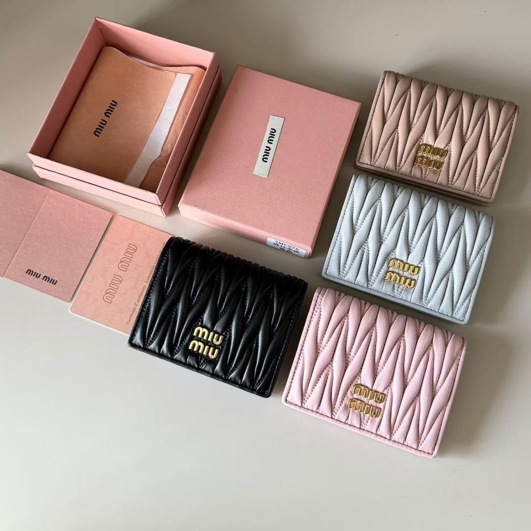 **do** กระเป๋าสตางค์หนังนัปป้า MIUMIU Matelassé ขนาดเล็ก ใส่เหรียญเสียบบัตร มี 4 สี สินค้าใหม่ ของแท้