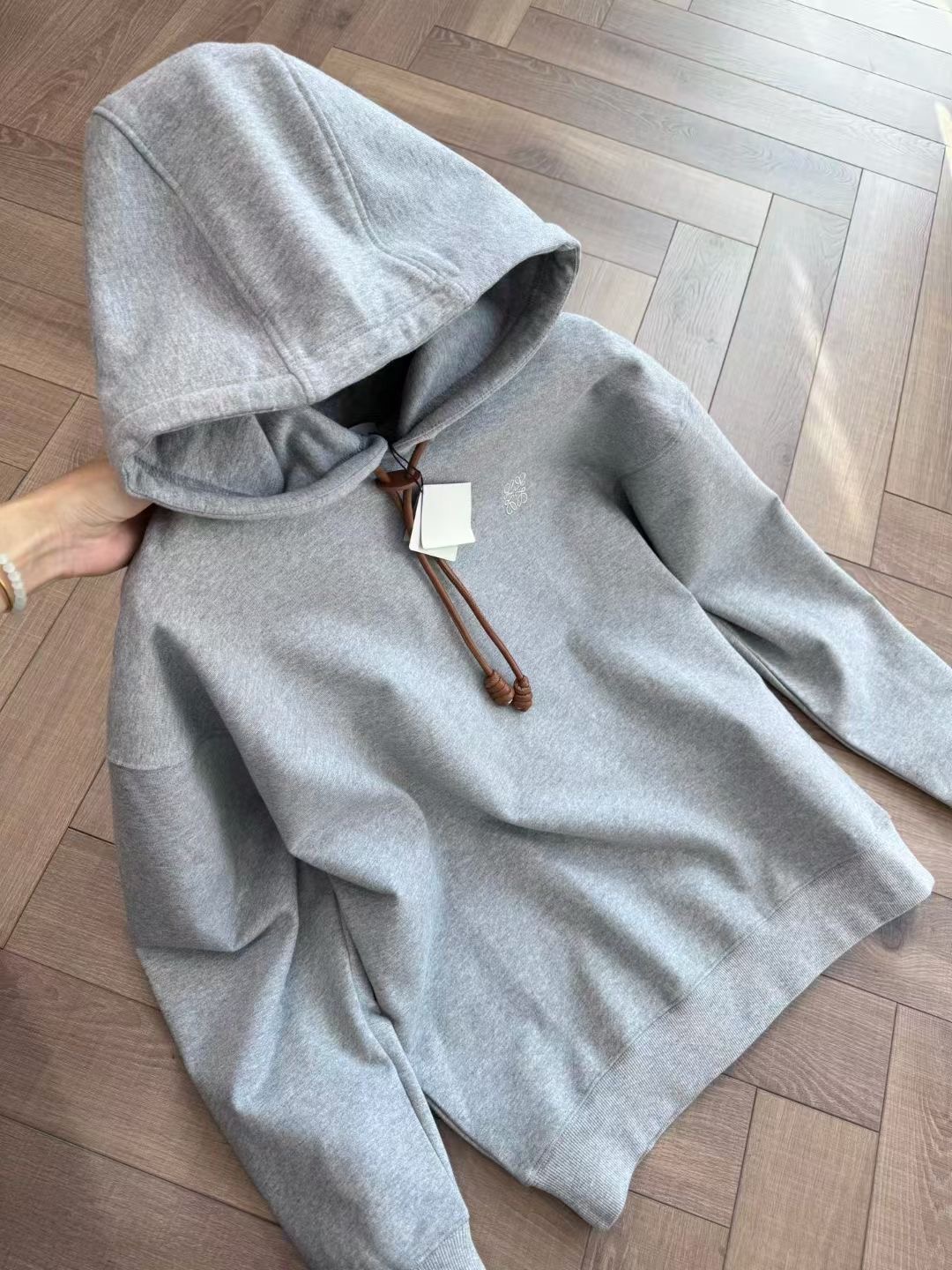 **do** เสื้อกันหนาว Loewe Relaxed fit hoodie in cotton มีเชือกหนังปรับหมวก ใส่ได้ ชาย หญิง สินค้าใหม่ ของแท้