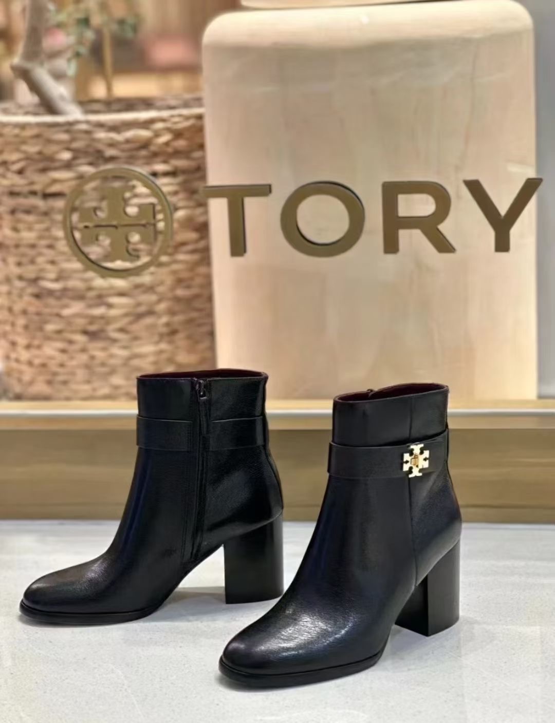 **do** รองเท้าหนังบู้ทสั้น Tory Burch T Lock High Heel Ankle Boots มี 2 สี สินค้าใหม่ ของแท้