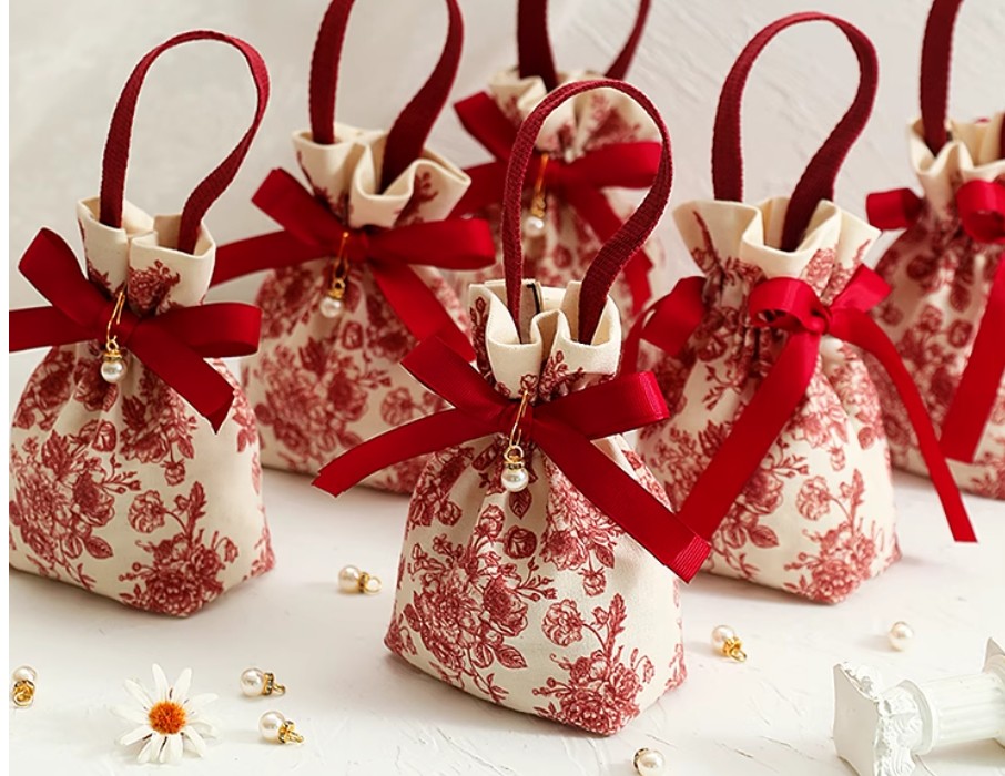ถุงผ้าใส่ของขวัญ ของชำร่วย งานแต่งงาน ลายดอกไม้ สีแดง และ เหลืองทอง ตกแต่งด้วย ไข่มุกสวยหรู 304984