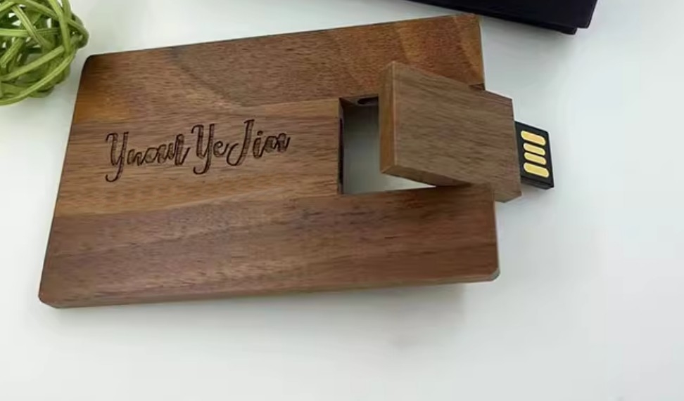 Flash drive Card ไม้หนา แกะลายได้ ของขวัญ ของชำร่วย ที่ระลึก งานแต่งงาน สไตล์ มินิมอล แบบพรีเมี่ยม 365355