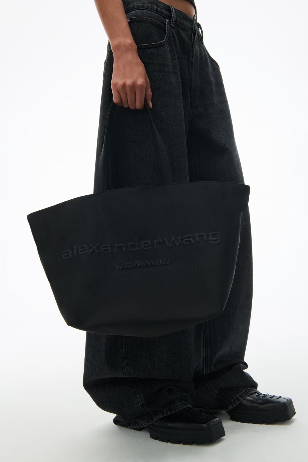 **do** กระเป๋า Alexander Wang punch tote bag in nylon canvas ใช้ได้ ชาย หญิง สินค้าใหม่ ของแท้