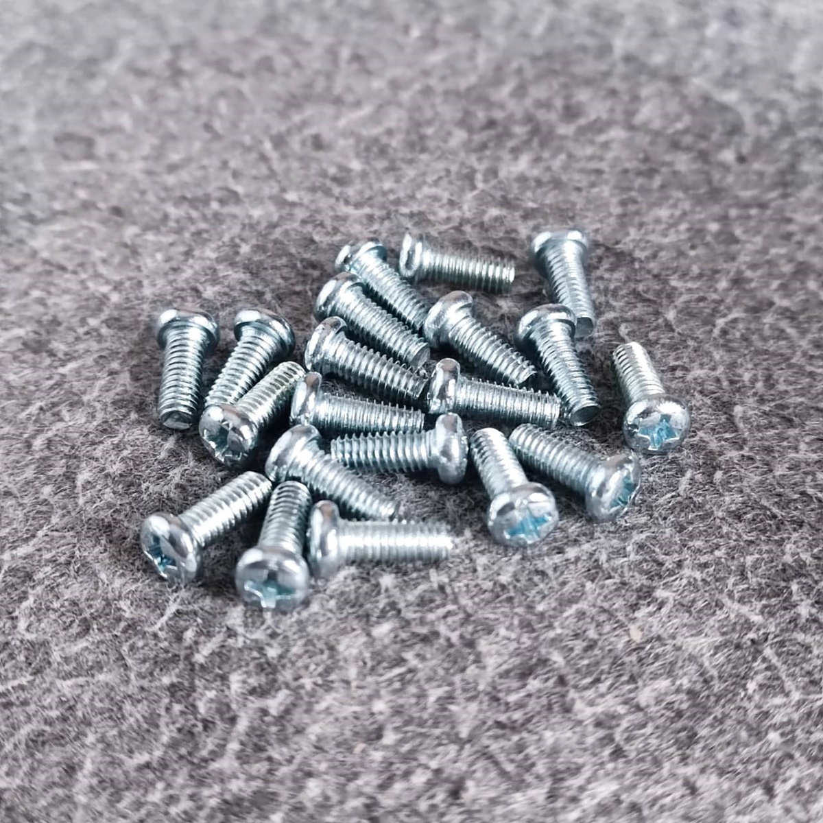 ถุง20ตัว สกรูJP 4X10 น็อต สกรู น็อตเกลียวละเอียด น็อตเกลียวละเอียดหัวกลม สกรูเกลียวละเอียด น็อตJP4X10 เอไอ-ไพศาล