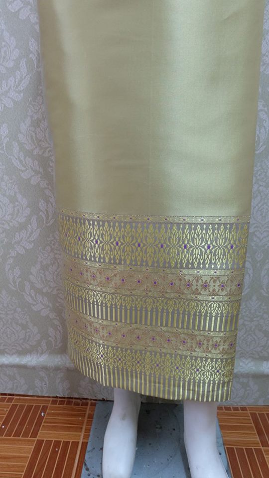 ผ้าถุงไหมสำเร็จรูปเนื้อดี สีเขียวสวย2 เอว34นิ้วเลื่อนได้ถึง36 นิ้ว