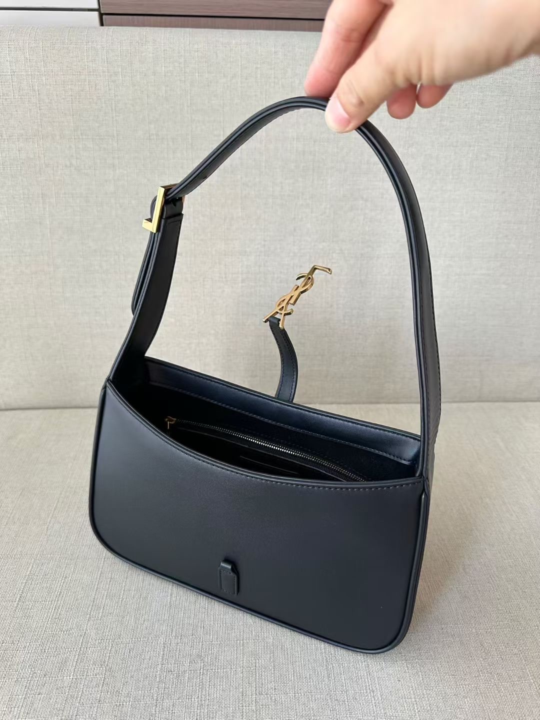 **Do** กระเป๋าหนัง YSL LE 5 À 7 IN SMOOTH LEATHER สินค้าใหม่ ของแท้