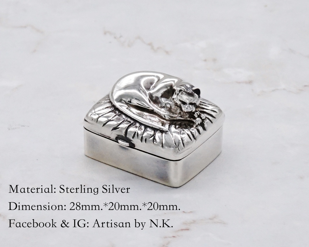 ตลับยา แอนทีค ทำจากเงินแท้ ลายแมวป่า (Silver Pillbox-Napping Cat)