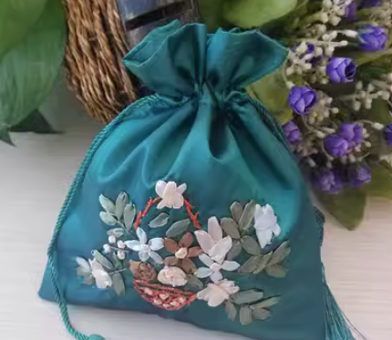 ถุงผ้าซาติน ปักลายดอกไม้ แบบสวย ๆ ถุงผ้าใส่ของชำร่วย แบบหวาน ๆ ลายดอกไม้ สุดหรู 359592