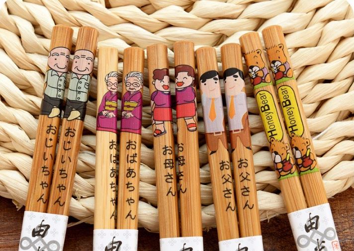 Set ตะเกียบ ไม้ไผ่ จาก ญี่ปุ่น ตะเกียบไม้ไผ่ เพ้นท์ลาย การ์ตูน คนญี่ปุ่น ของฝาก ของที่ระลึก จากแดนปลาดิบ ของขวัญ เก๋ ๆ ใช้งาานได้จริง 773347