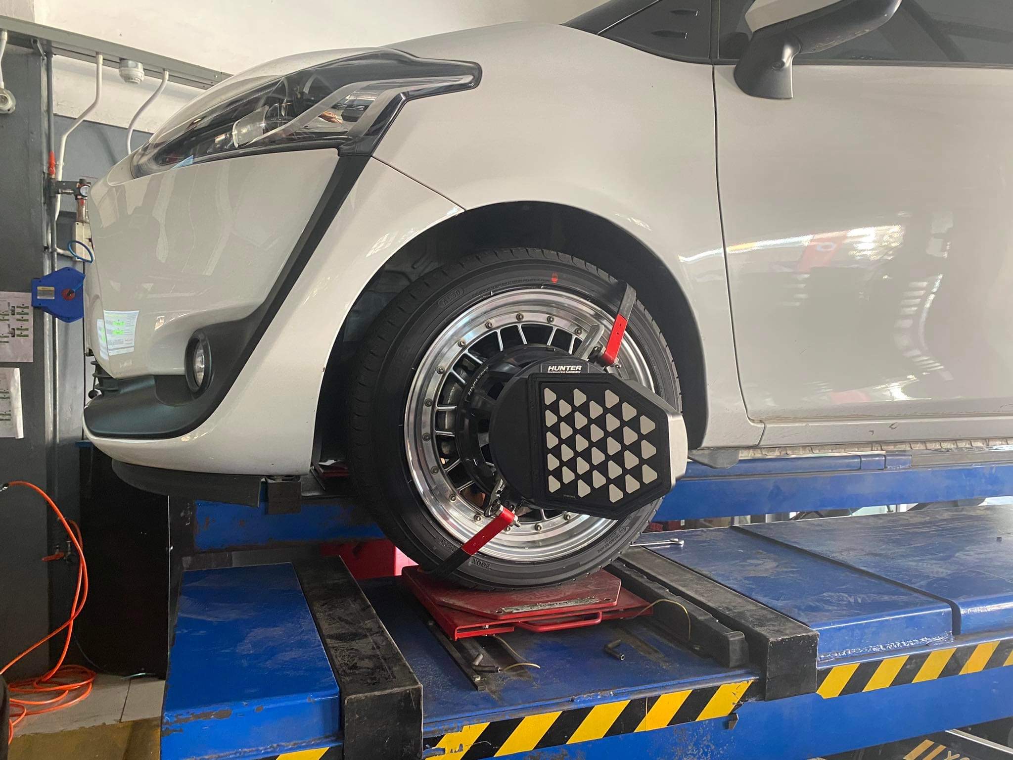 TOYOTA SIENTA เข้ารับบริการเปลี่ยนยางรถยนต์ญี่ปุ่น เน้นใช้งานประจำวันนุ่มนวลรีดน้ำดี ลูกค้าเคยใช้งานยางพรีเมี่ยมมา ต่อมาได้เปลี่ยนใช้งานยางไทยราคาถูกใช้งานตามรีวิว พอลองได้ใช้งานรู้สึกเสียดายเงินมาก เนื่องจากเสียงดัง ยางหอนไว ไม่รีดน้ำ และแข็ง วันนี้แม้ว่าจะใช้งานยางชุดเก่าไปได้ไม่นานมาก ก็ต้องเปลี่ยนยางชุดใหม่ เลือกใช้งานดีๆไปเลยครับ [+] ALLIANCE Al30ex Made in Japan by YOKOHAMA [+] ขนาด 215/45R17 โปรโมชั่นราคาพิเศษ ติดต่อสอบถามเพิ่มเติม โทร : 08-6569-1915 บุ๊ก และทีมงาน ยินดีต้อนรับครับ 𝙊𝙪𝙧 𝙎𝙚𝙧𝙫𝙞𝙘𝙚 บริการทางร้าน เรารับทำอะไรบ้าง 🔧 ติดตั้งยางแบบไร้รอย 100% 🔧 บริการสลับยาง ตามอายุ 🔧 มียางรถยนต์ทุกยี่ห้อให้เลือกซื้อ 🔧 เช็คช่วงล่าง แก้ปัญหาให้ตรงจุด 🔧 บริการล้างลิ้นปีกผีเสื้อ 🔧 บริการเช็คระยะรถยนต์ 🔧 เปลี่ยนถ่ายของเหลวทั้งระบบ 🔧 ตั้งศูนย์ด้วยเครื่อง HUNTER นำเข้าจาก USA #รถยนต์มีปัญหาไม่รู้ต้องแก้ตรงไหน ทางเรายินดี ตรวจหาปัญหาและหาวิธีแก้ บอกลูกค้าก่อนลงมือทำเสมอราคาเป็นธรรมไม่เอาเปรียบ สบายใจคุณลูกค้า ---------------------------------- ดูแลให้คำปรึกษาทุกปัญหาคาใจ ไม่ทิ้งลูกค้า มีบริการหลังการขาย 【ให้ผู้เชี่ยวชาญของเรา ดูแลรถคุณ】 ร้านยางเจริญรุ่งเรือง ยินดีต้อนรับครับ #ยางรถยนต์ #yokohama #alliance #al30 #madeinjapan