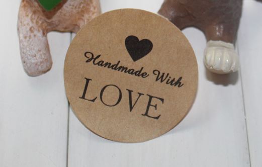 สติ๊กเกอร์ tag กระดาษ คร้าฟ วงกลม สีน้ำตาล พิม์คำว่า Handmade with love ขนาดแปะขวดน้ำผึ้ง ขวดแบรนด์ Tag ของชำร่วย no 203226