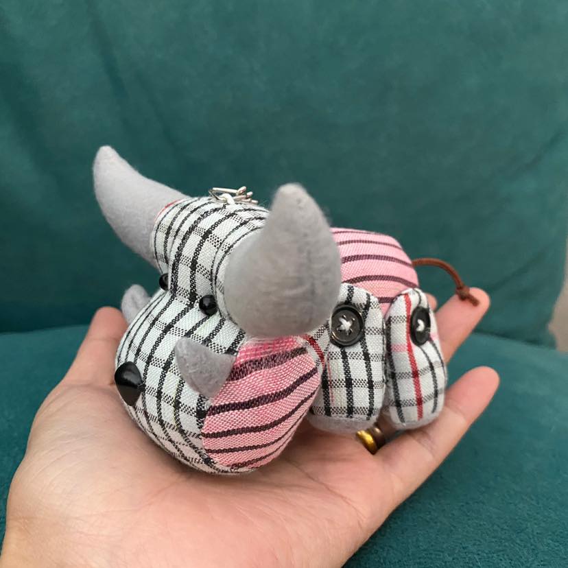 พวงกุญแจตุ๊กตาผ้าขาวม้าควายน้อย ทำจากผ้าขาวม้า งานแฮนด์เมด