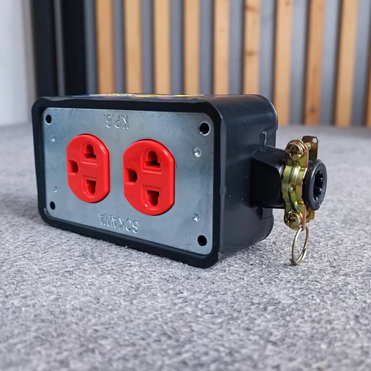 สีแดง บล็อคยางปลั๊กไฟ2ช่อง X-6 พร้อมเต้ารับคู่3ขา R270U-R สีแดง ปลั๊กไฟ ปลั๊กพร้อมเต้ารับ เอไอ-ไพศาล