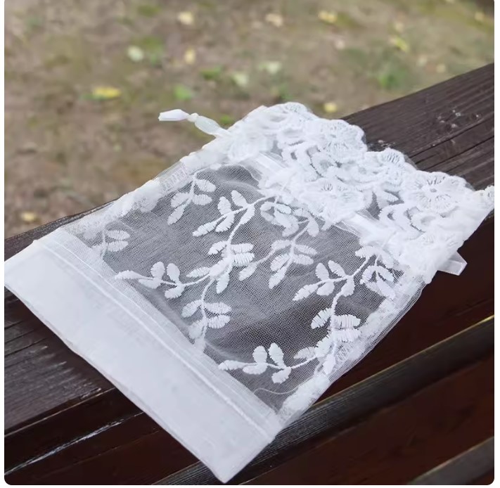 ถุงผ้าใส่ของชำร่วย ถุงผ้าลูกไม้ สีขาว ขนาด 16x23ซม ใส่ของขวัญ ของแจก แบบไทย ๆ ลายสวย 106786