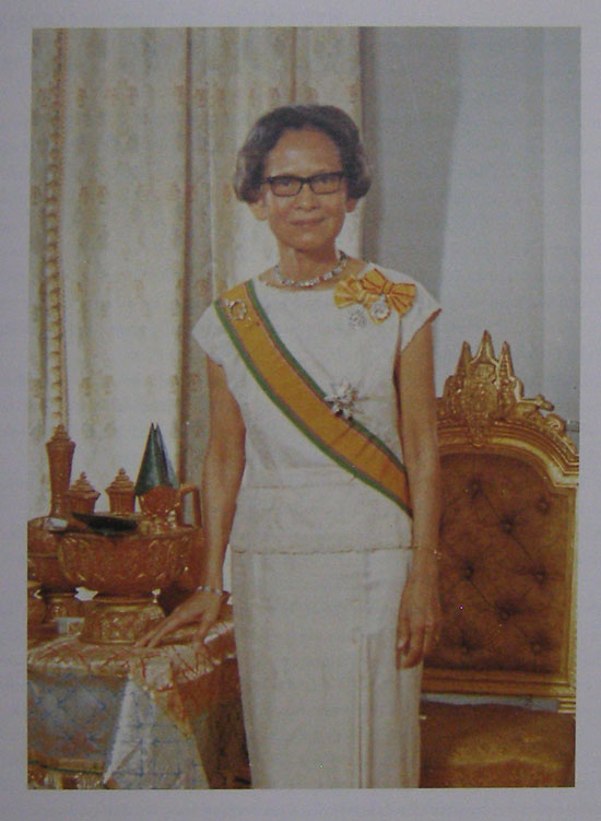 สมเด็จพระศรีนครินทราบรมราชชนนี 000504 (1)