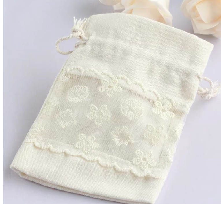 ถุงผ้าใส่ของขวัญ ของชำร่วย งานสำคัญต่าง ๆ ถุงผ้าฝ้าย ขนาด 10x14 cm ผสมผสานกับลูกไม้อย่างลงตัว 332297