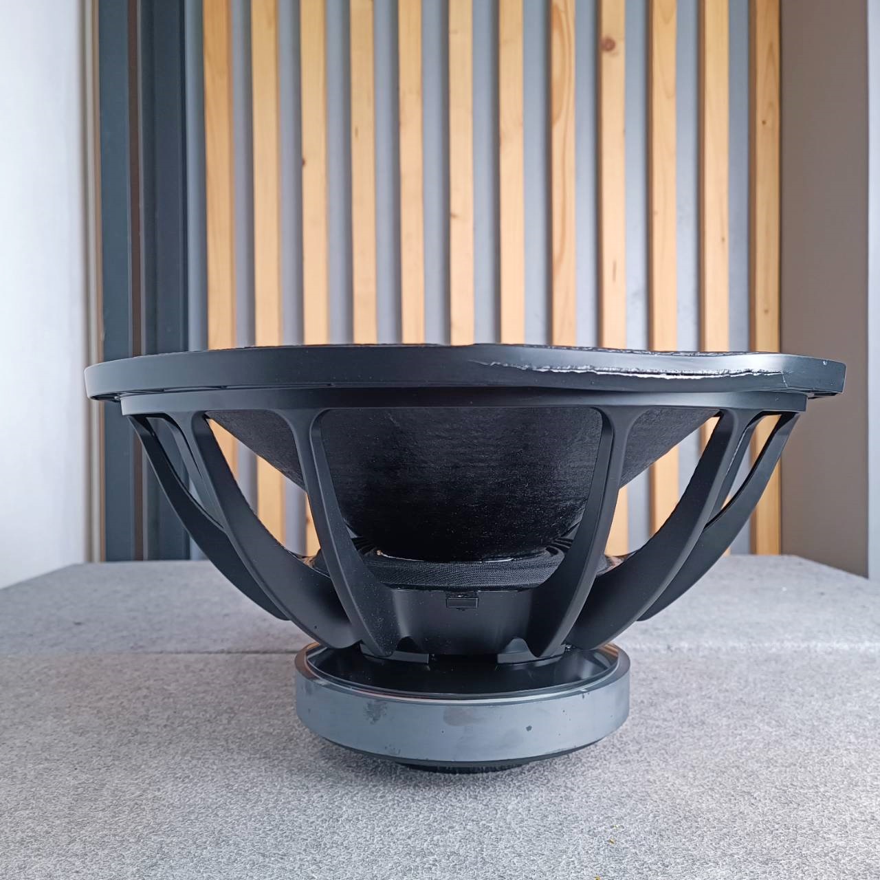 สินค้าเสียหายจากการขนส่ง KANE 18TBW100 ลำโพง18" โครงหล่อ 16Kg ขอบแตกเยอะเสียงไม่เบียด โครงหล่อ แข็งแรงทนทาน แม่เหล็กขนาดใหญ่ สไปเดอร์ 2ชั้น วอยล์ 4นิ้ว เอไอ-ไพศาล