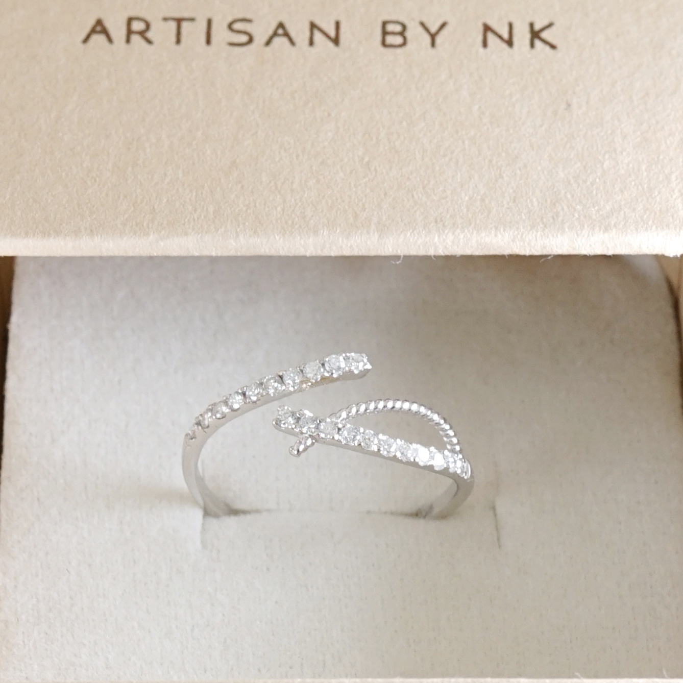 Sweet Ribbon Diamond Ring (ribbon) แหวนเพชร Free-form ที่ได้รับแรงบันดาลใจมาจากความพริ้วอันแสนอ่อนหวานของริบบิ้น ใส่แล้วรับรองคิ้วท์สุดๆค่ะ 💕