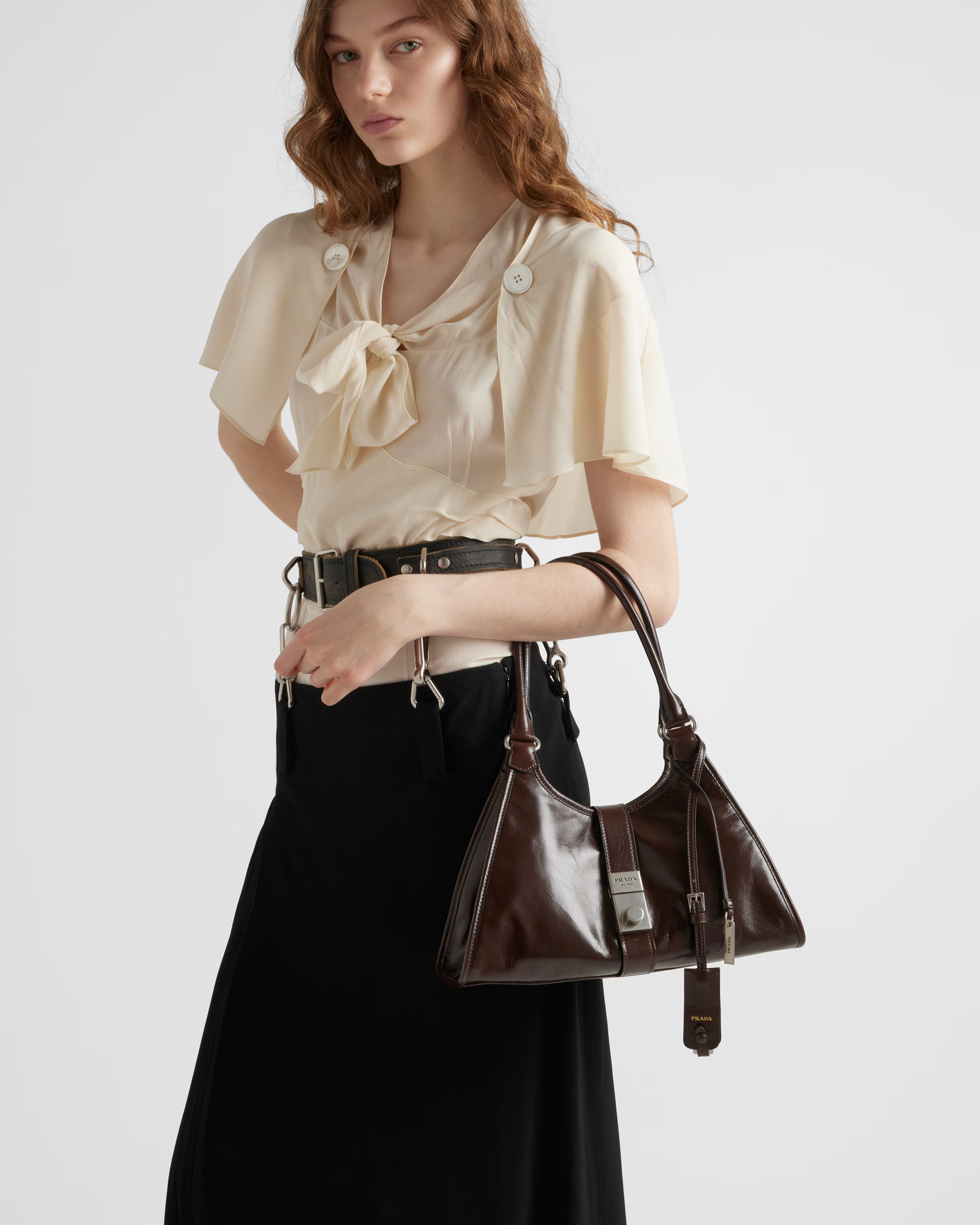 **do** กระเป๋าหนัง Prada Medium leather tote bag สินค้าใหม่ ของแท้