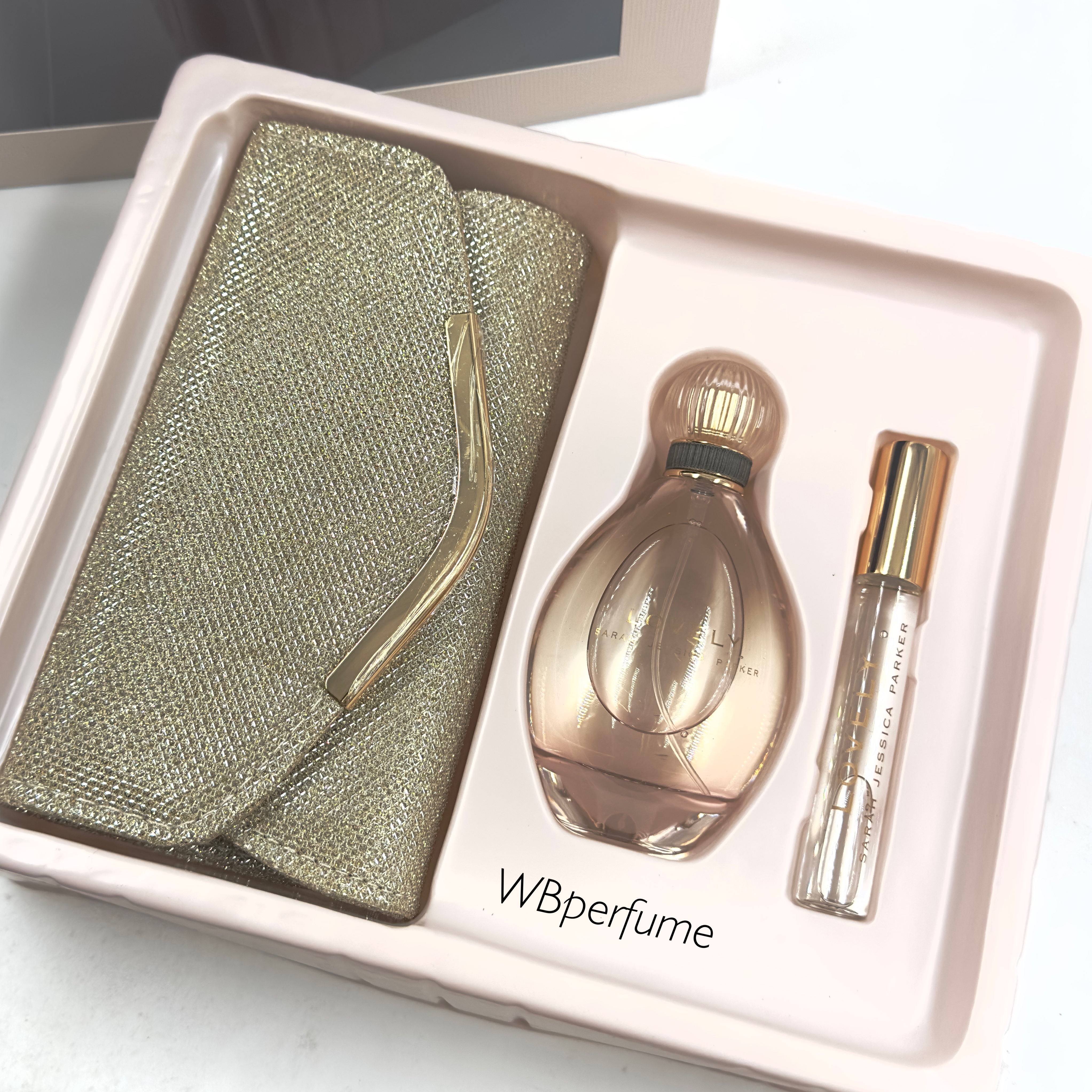 ชุดสุดคุ้ม Sarah Jessica Parker Lovely EDP Spray 100ml, Rollerball 10ml & Gold Clutch Bag Gift Set