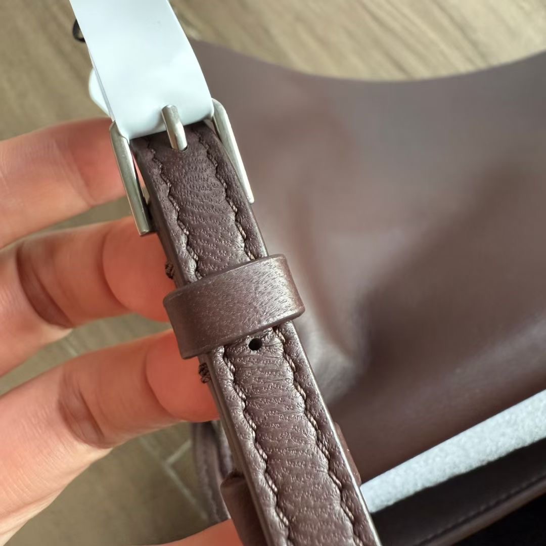 กระเป๋าหนังแกะ The Row Nan Shoulder Bag in Leather มี 2 สี มีกระเป๋าเล็กห้อย สินค้าใหม่ ของแท้