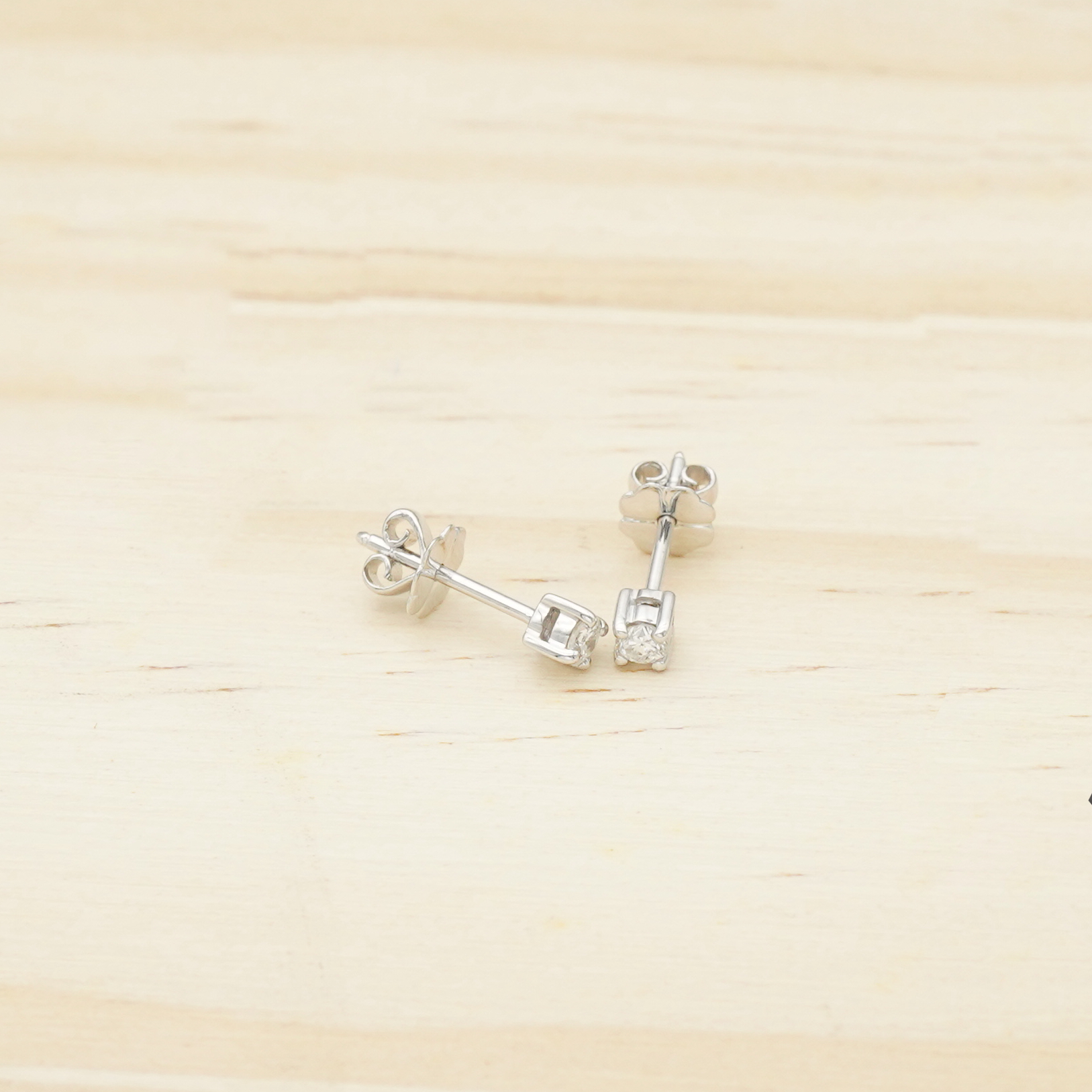 ต่างหูเพชรแท้ข้างละ 10 ตังค์ ดีไซน์เรียบหรูดูทันสมัย ตัวเรือนทองคำขาว 14K น้ำหนักเบา ใส่สบาย เหมาะกับสาวๆ ที่รักความมั่นใจ ใส่แล้วป๊อปปังทุกองศาค่ะ