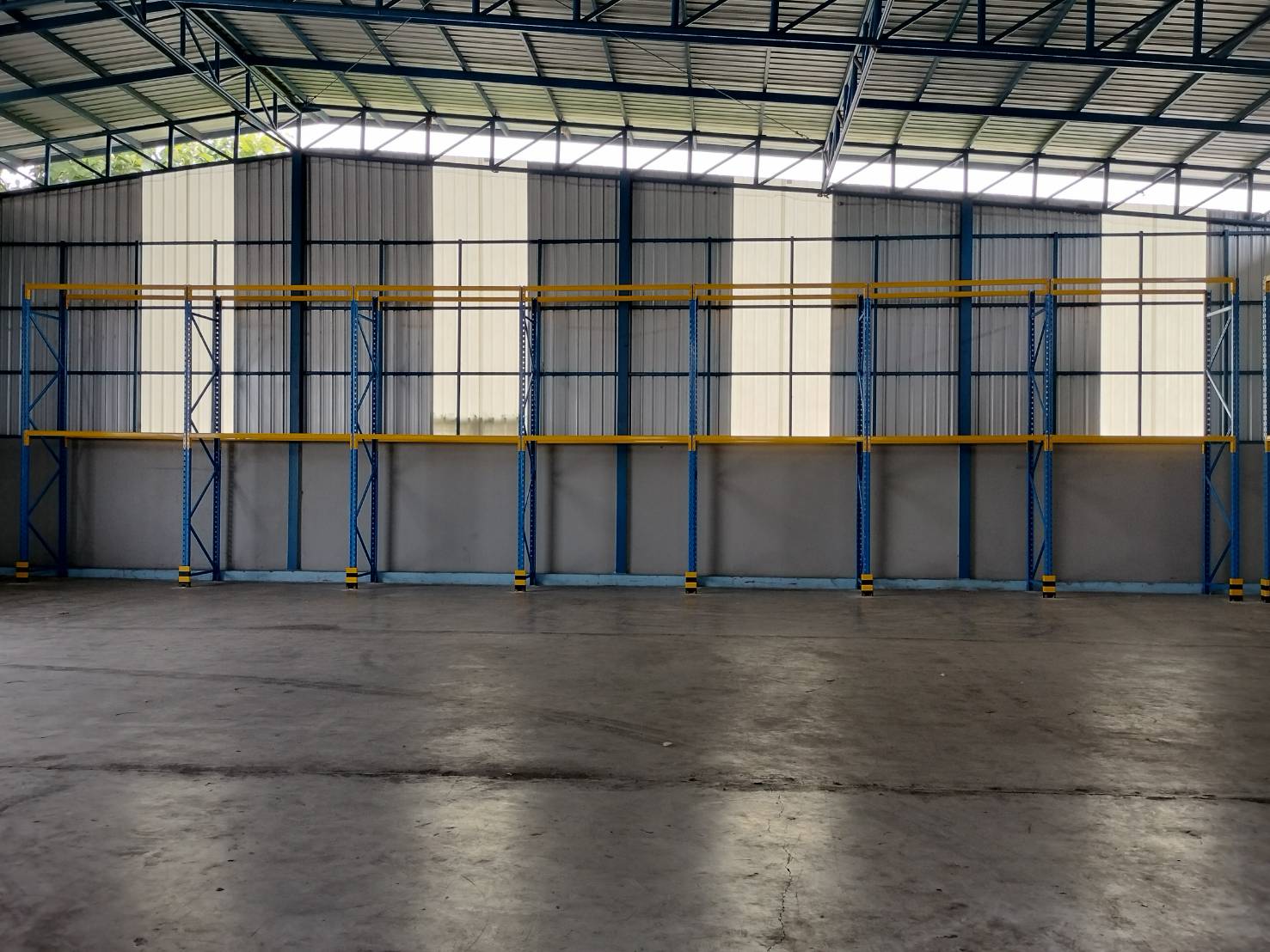 ชั้นเก็บสินค้าในคลังสินค้ามือสองสอง