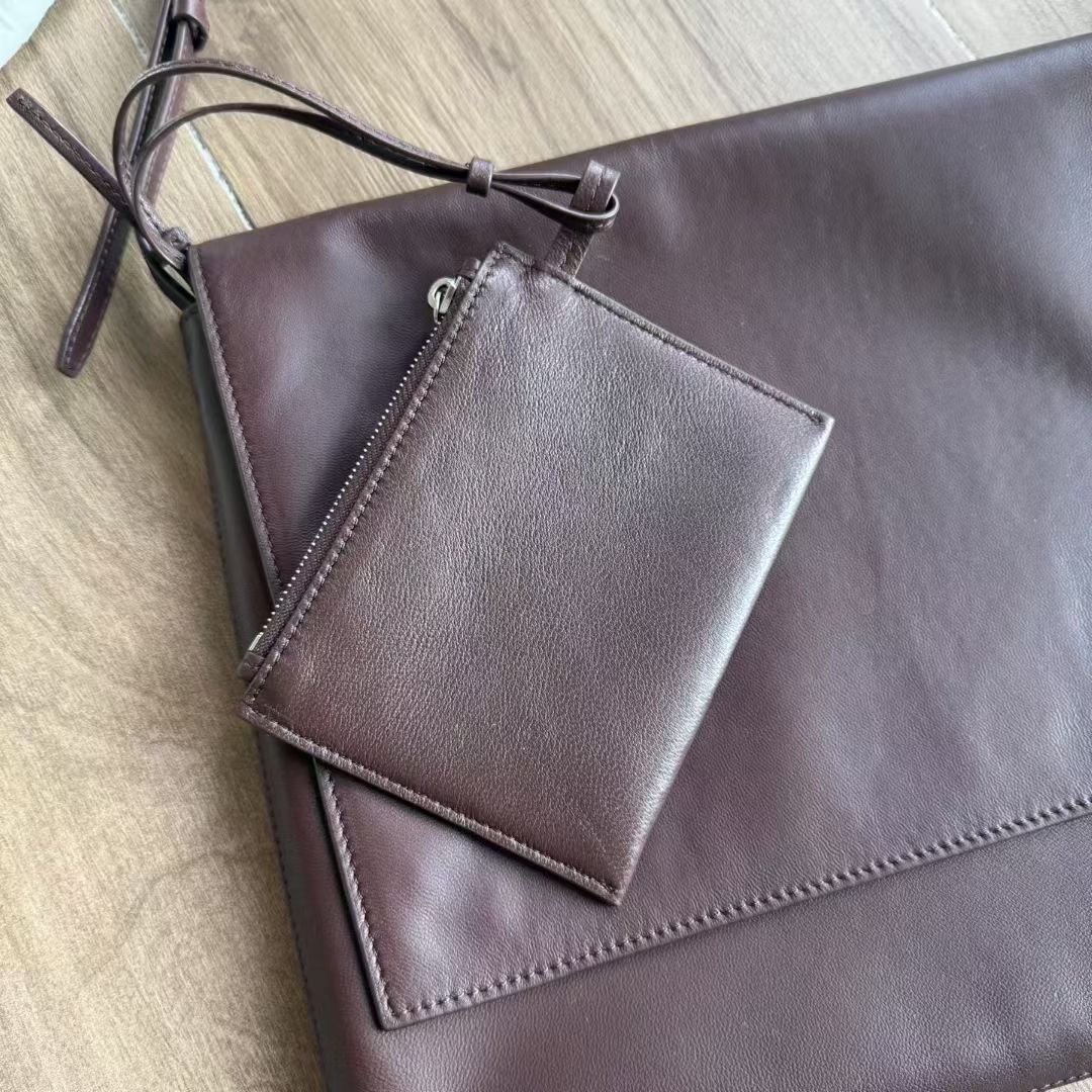 กระเป๋าหนังแกะ The Row Nan Shoulder Bag in Leather มี 2 สี มีกระเป๋าเล็กห้อย สินค้าใหม่ ของแท้