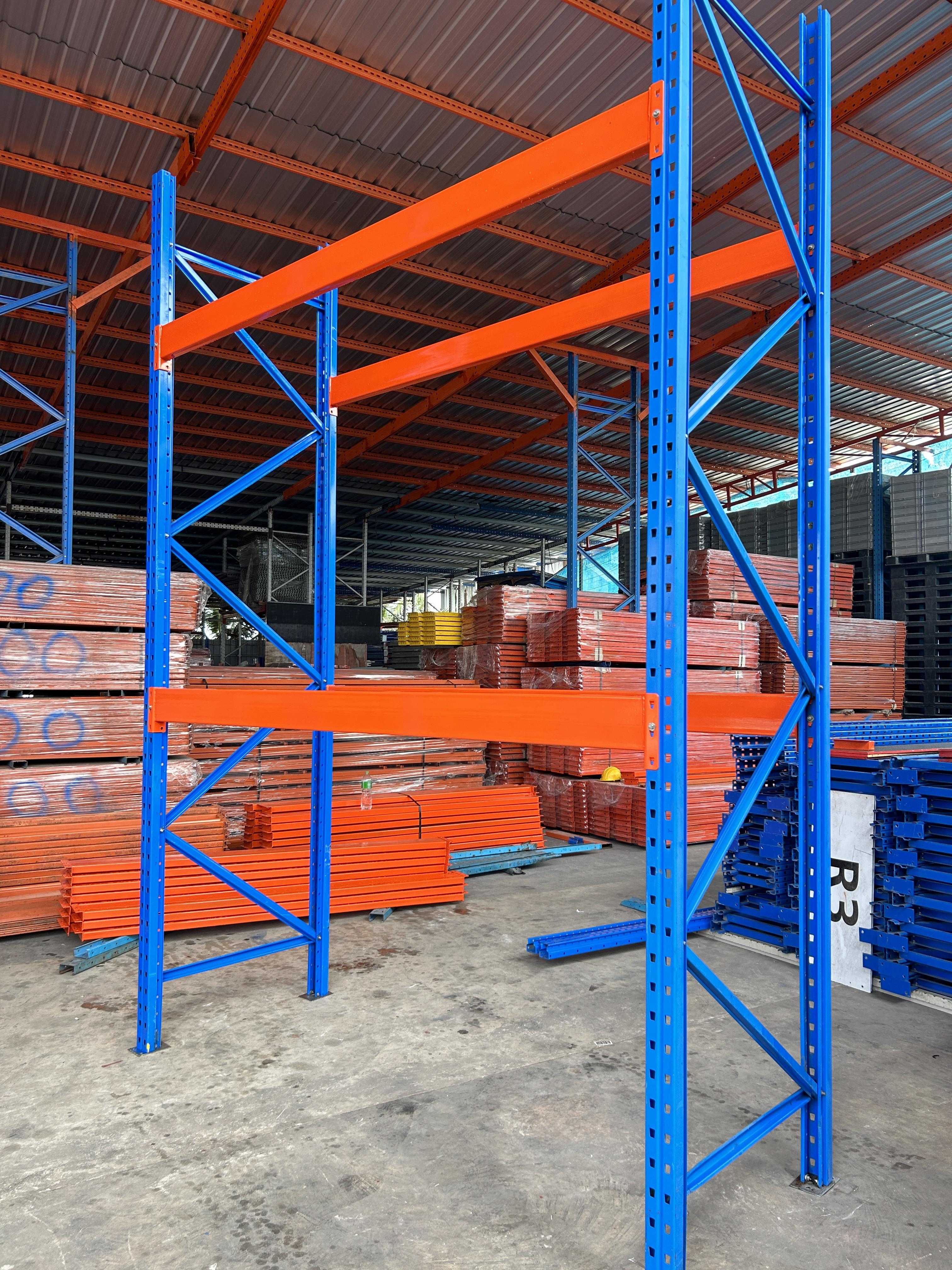 ชั้นเก็บสินค้าในโกดังมือสองสมุทรปราการ