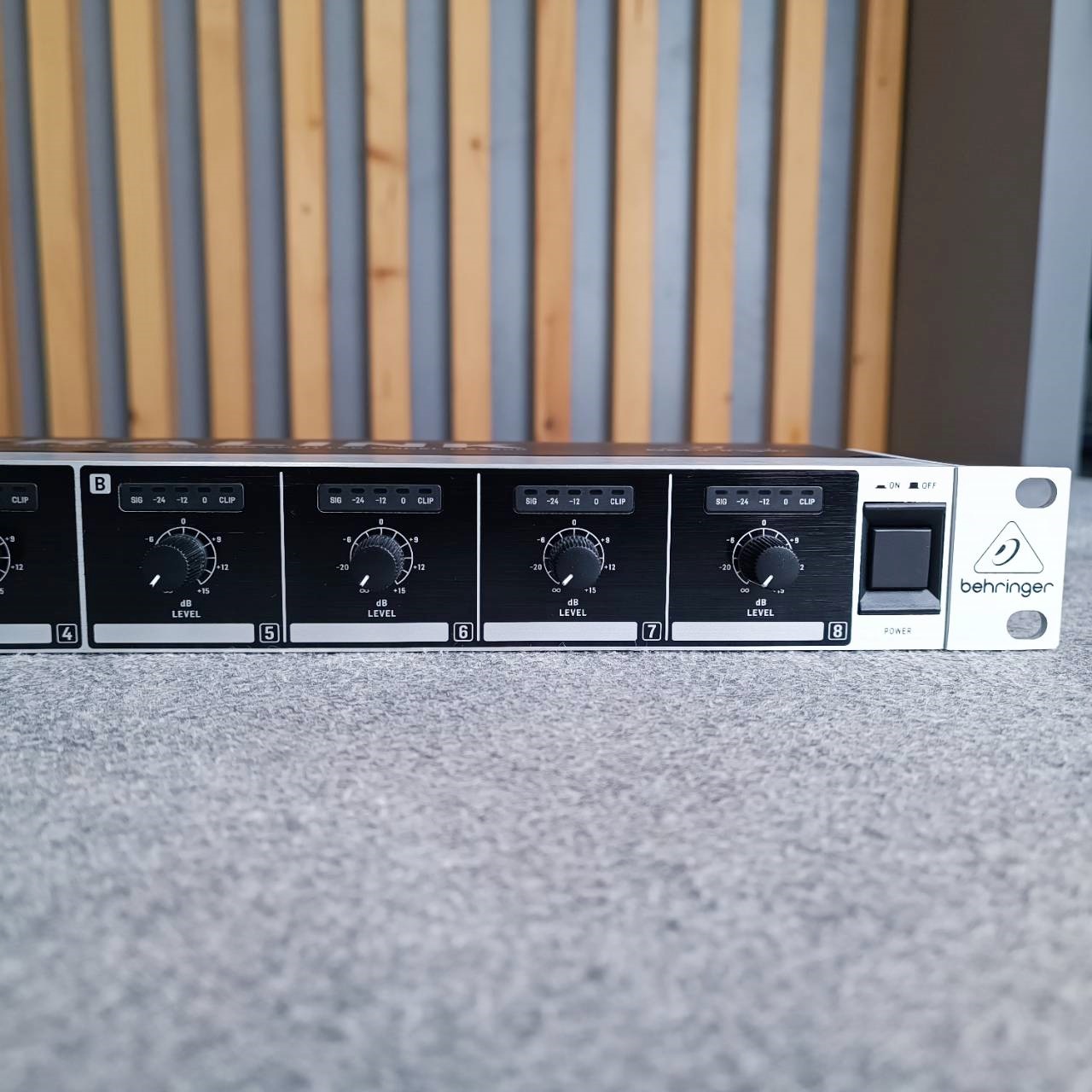 BEHRINGER DS-2800 ULTRALINK Microphone Splitter เครื่องแยกสัญญาณ 2-Input 8-Output โปรเซสเซอร์ DS 2800 DS2800 เอไอ-ไพศาล