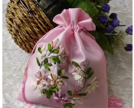 ถุงผ้าซาติน ปักลายดอกไม้ แบบสวย ๆ ถุงผ้าใส่ของชำร่วย แบบหวาน ๆ ลายดอกไม้ สุดหรู 359592