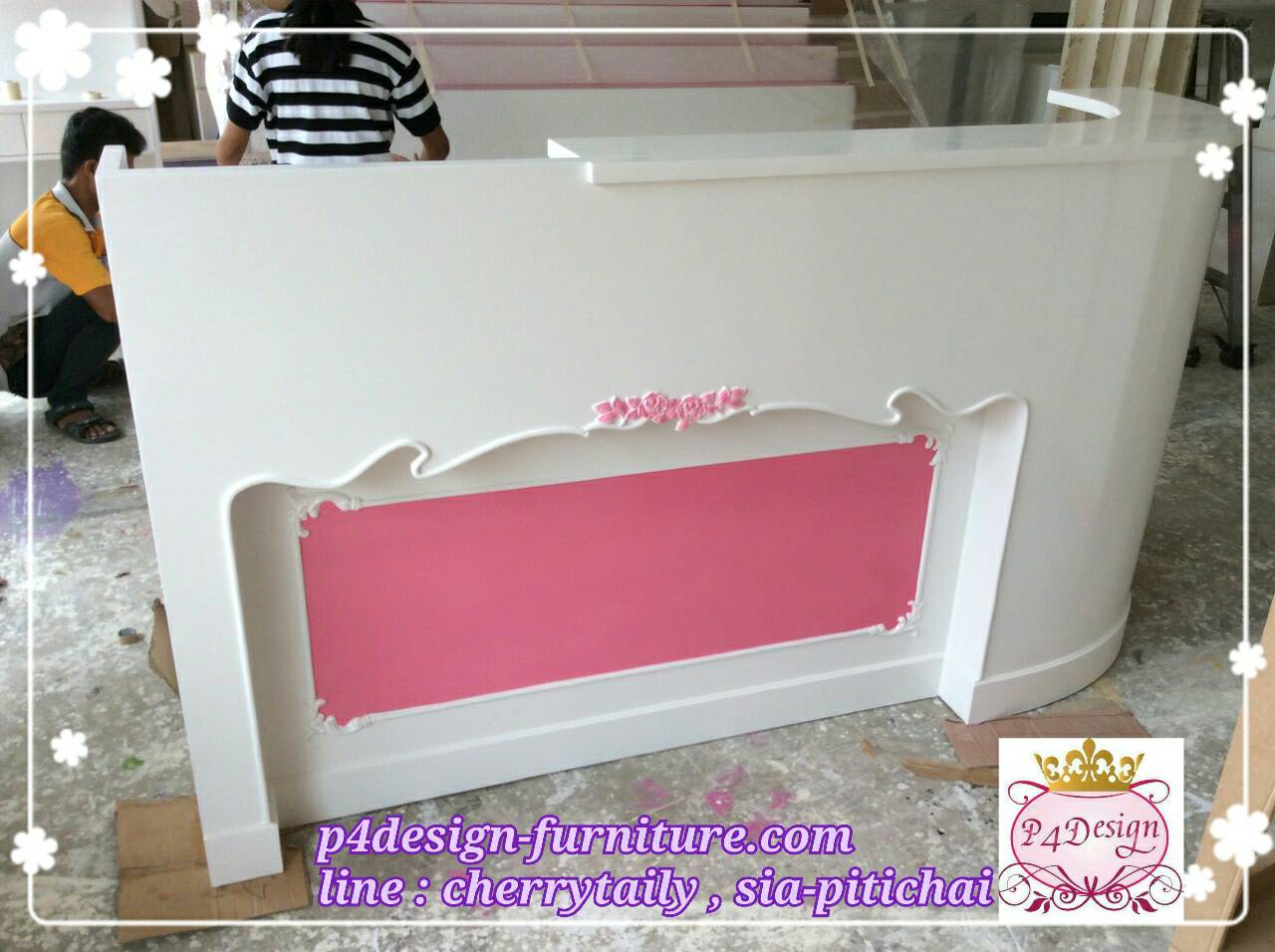 เคานเตอร์วินเทจสีขาวสำหรับร้านค้า