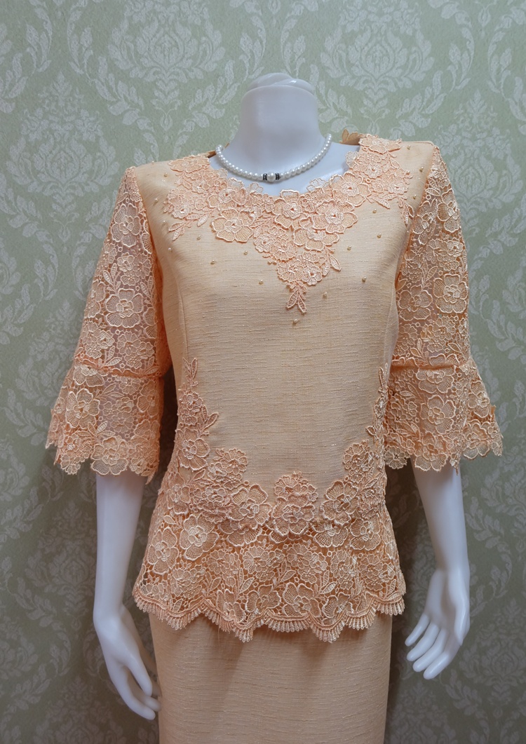 ชุดผ้าไหมสำเร็จรูป ชุดผ้าไหมญี่ปุ่น อัดผ้ากาวทั้งตัว แต่งด้วยลูกไม้นอกทั้งด้านหน้าและด้านหลัง ปักมุข สีไข่ เสื้อ+กระโปรงยาว เบอร์ 44