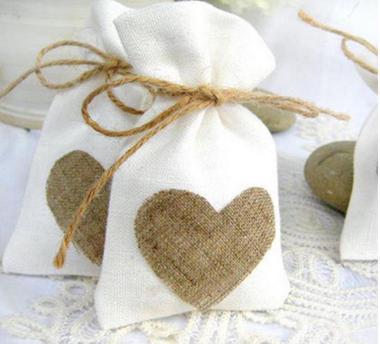 ถุงใส่ของชำร่วย ถุงผ้า ลินิน ถุงผ้ากระสอบ จากธรรมชาติ ขนาด 9.5x14.5cm สีขาว ทำลายหัวใจ ด้านหน้า ถุงผ้า เก๋ ๆ ใส่ของชำร่วย งานแต่งงาน 937551
