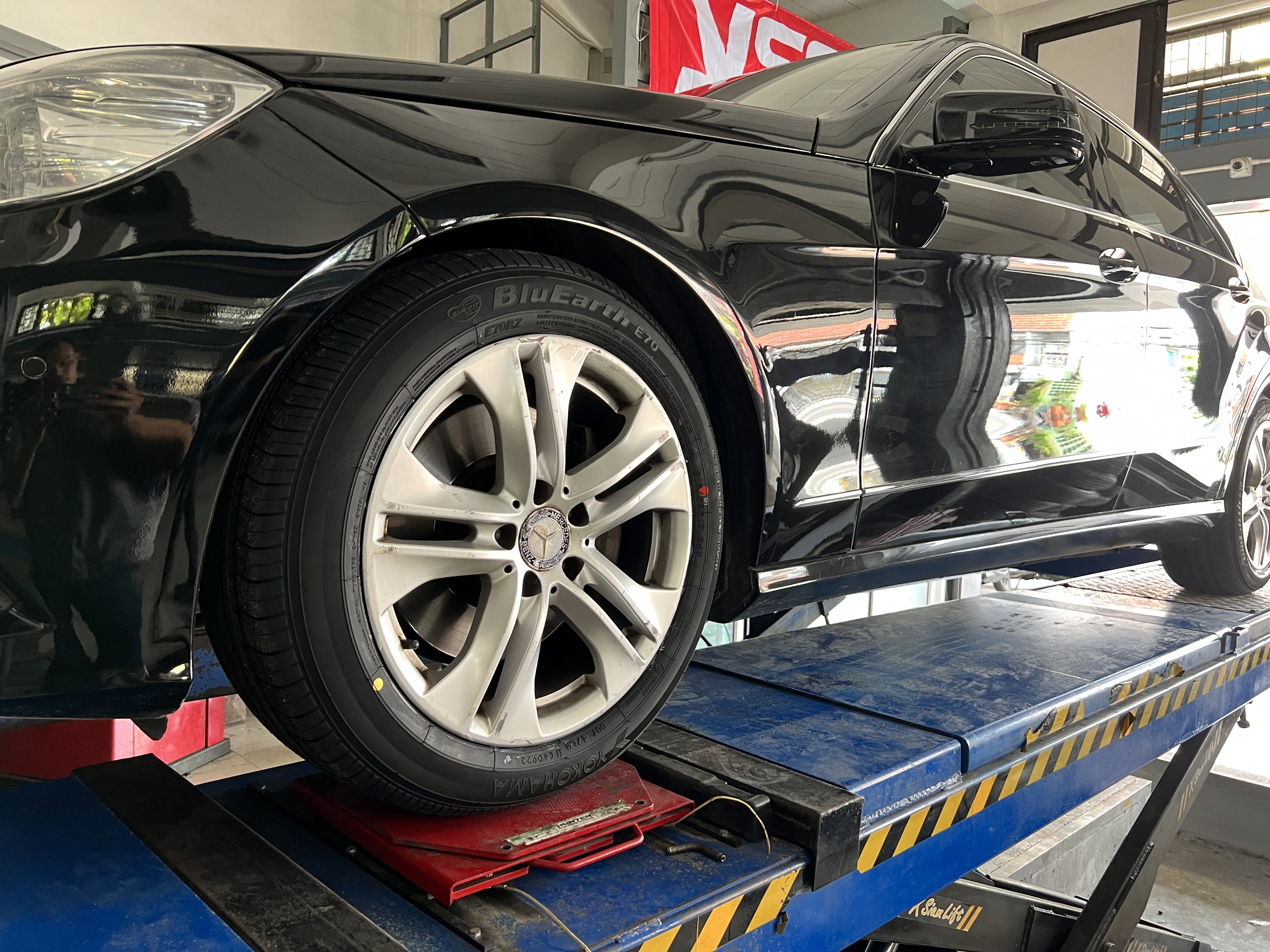 Benz เปลี่ยนยางใช้งานประจำวัน เน้นยางพรีเมี่ยม พร้อมบริการติดตั้ง และตั้งศูนยืครบครับ [+] Yokohama Bluearth e70 [+] ขนาด 215/55R17 โปรโมชั่นราคาพิเศษ ติดต่อสอบถามเพิ่มเติม โทร : 08-6569-1915 บุ๊ก และทีมงาน ยินดีต้อนรับครับ 𝙊𝙪𝙧 𝙎𝙚𝙧𝙫𝙞𝙘𝙚 บริการทางร้าน เรารับทำอะไรบ้าง 🔧 ติดตั้งยางแบบไร้รอย 100% 🔧 บริการสลับยาง ตามอายุ 🔧 มียางรถยนต์ทุกยี่ห้อให้เลือกซื้อ 🔧 เช็คช่วงล่าง แก้ปัญหาให้ตรงจุด 🔧 บริการล้างลิ้นปีกผีเสื้อ 🔧 บริการเช็คระยะรถยนต์ 🔧 เปลี่ยนถ่ายของเหลวทั้งระบบ 🔧 ตั้งศูนย์ด้วยเครื่อง HUNTER นำเข้าจาก USA #รถยนต์มีปัญหาไม่รู้ต้องแก้ตรงไหน ทางเรายินดี ตรวจหาปัญหาและหาวิธีแก้ บอกลูกค้าก่อนลงมือทำเสมอราคาเป็นธรรมไม่เอาเปรียบ สบายใจคุณลูกค้า ---------------------------------- ดูแลให้คำปรึกษาทุกปัญหาคาใจ ไม่ทิ้งลูกค้า มีบริการหลังการขาย 【ให้ผู้เชี่ยวชาญของเรา ดูแลรถคุณ】 ร้านยางเจริญรุ่งเรือง ยินดีต้อนรับครับ #ยางรถยนต์ #yokohama #bluearth #e70