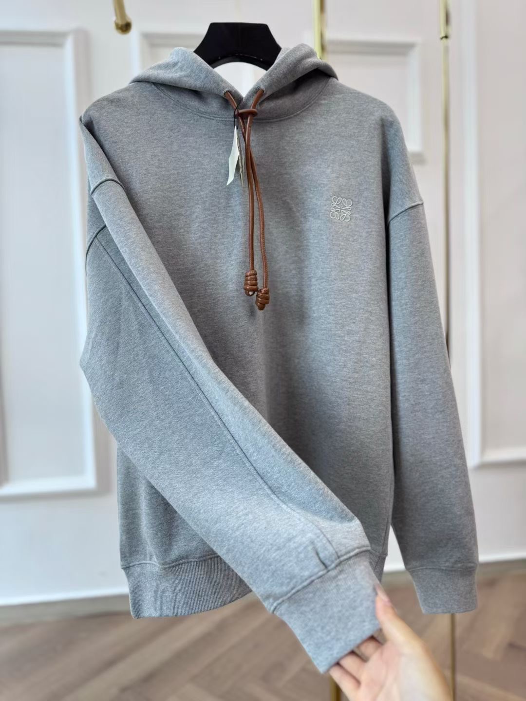 **do** เสื้อกันหนาว Loewe Relaxed fit hoodie in cotton มีเชือกหนังปรับหมวก ใส่ได้ ชาย หญิง สินค้าใหม่ ของแท้