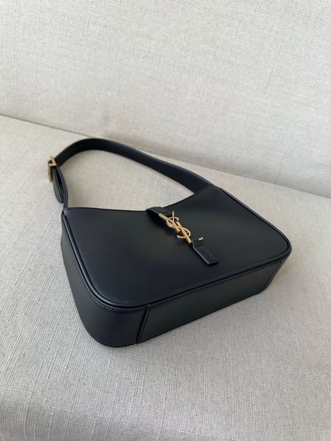 **Do** กระเป๋าหนัง YSL LE 5 À 7 IN SMOOTH LEATHER สินค้าใหม่ ของแท้