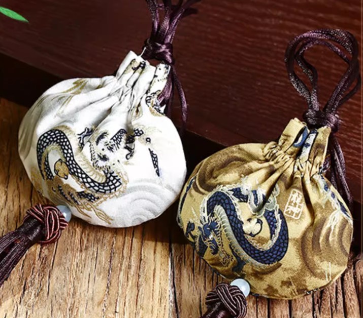 ถุงผ้าฝ้าย ทรงกลม ลายมังกร ทอง น้ำเงิน เบจ ห้อยพู่ แบบเก๋ ๆ ของชำร่วยแต่งงาน ปีมังกรทอง 918412