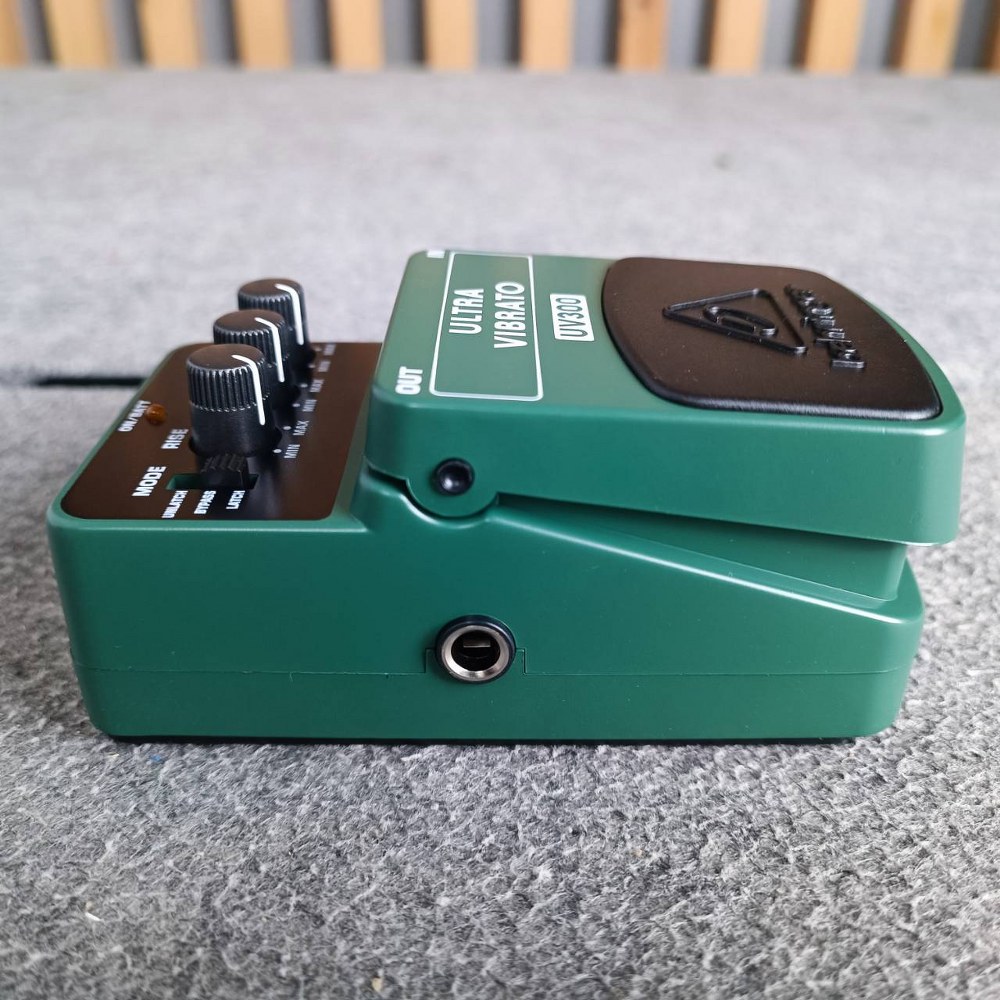 BEHRINGER UV-300 เอฟเฟคกีต้าร์ Ultra Vibrato Pedal เอฟเฟ็คกีตาร์ที่ให้เสียง classic and mind-bending, dimensional vibrato effects แบบ ’60s and ’70s, 3-Pedal Modes เบริงเจอร์ UV 300 UV300 เอไอ-ไพศาล