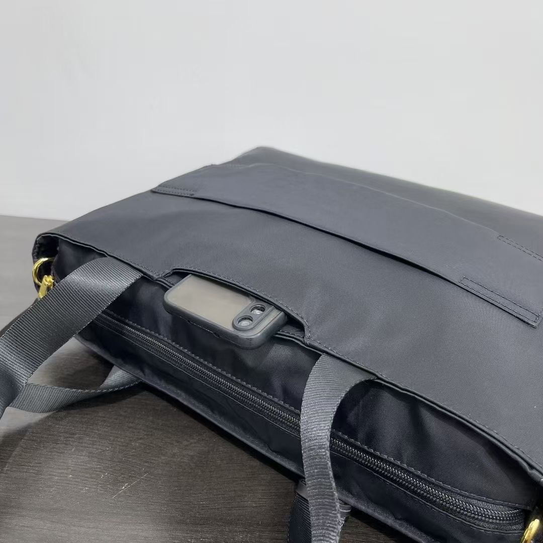 **do** กระเป๋าผ้าไนล่อน TUMI Voyageur Mauren Tote ใส่คอมพิวเตอร์ได้ ด้านหลังเสียบกระเป๋าเดินทางได้ สินค้าใหม่ ของแท้