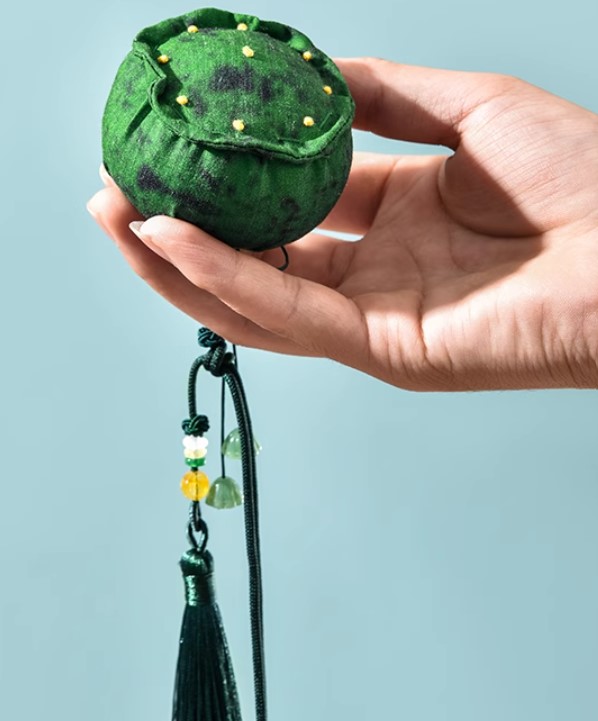 ถุงผ้าใส่เครื่องหอม ถุงผ้า ทรงกลม ออกแบบ เป็น ดอกบัว สีเขียว ห้อยพู่ ของชำร่วย ไอเดียเก๋ 365616