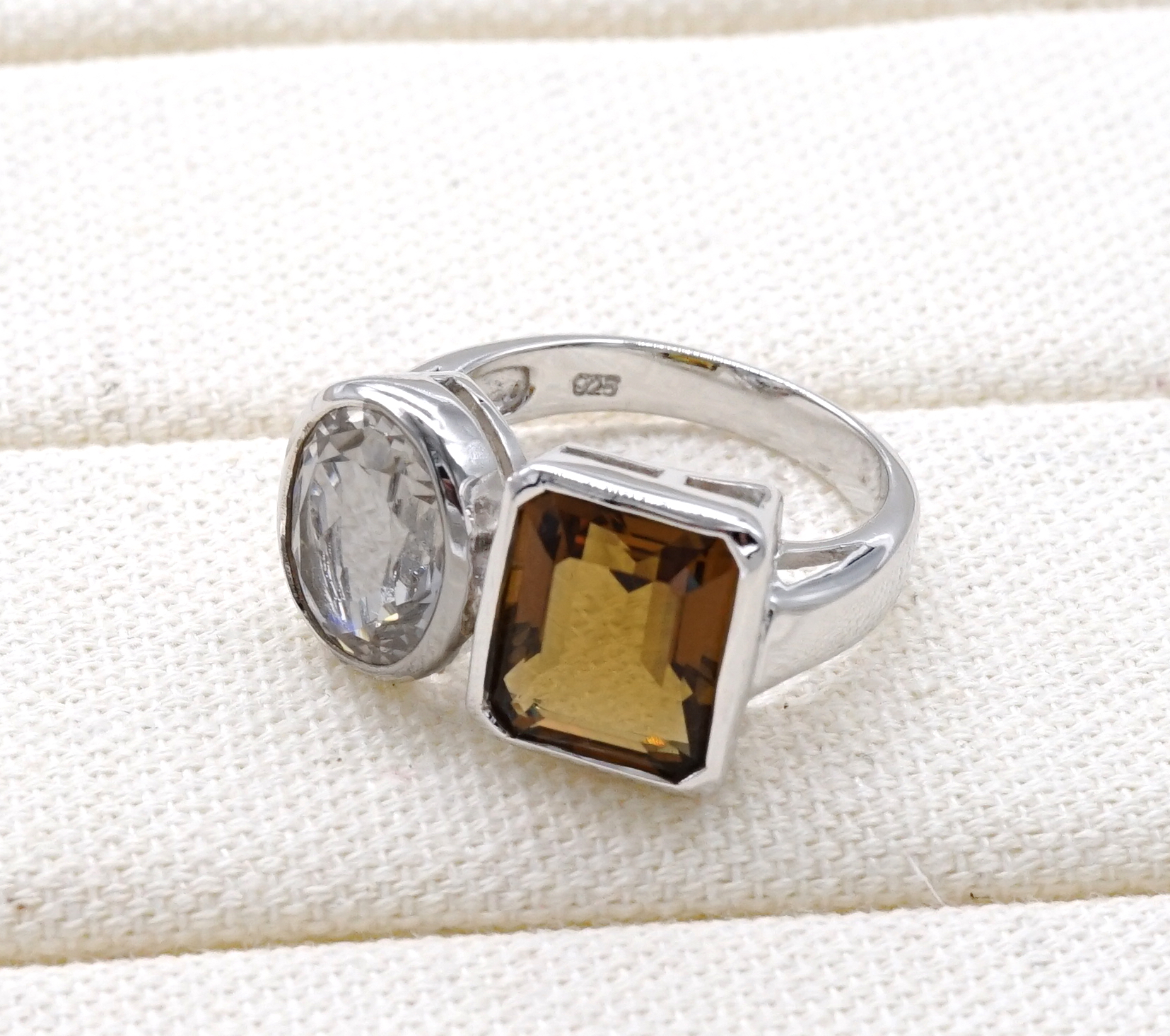 แหวน พลอย สโมกกี้ควอตซ์ (Smoky quartz ) และ ไวท์โทพาส (White Topaz)