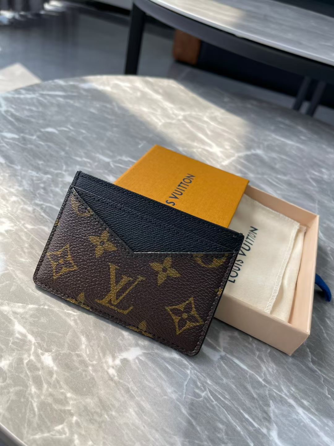 **do** กระเป๋าใส่บัตรเครดิต LOUIS VUITTON Card Holder Monogram สินค้าใหม่ ของแท้