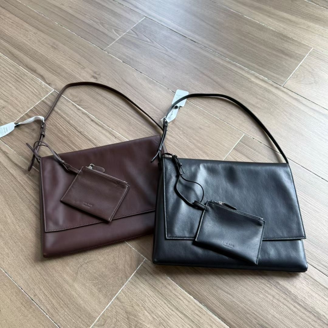 กระเป๋าหนังแกะ The Row Nan Shoulder Bag in Leather มี 2 สี มีกระเป๋าเล็กห้อย สินค้าใหม่ ของแท้