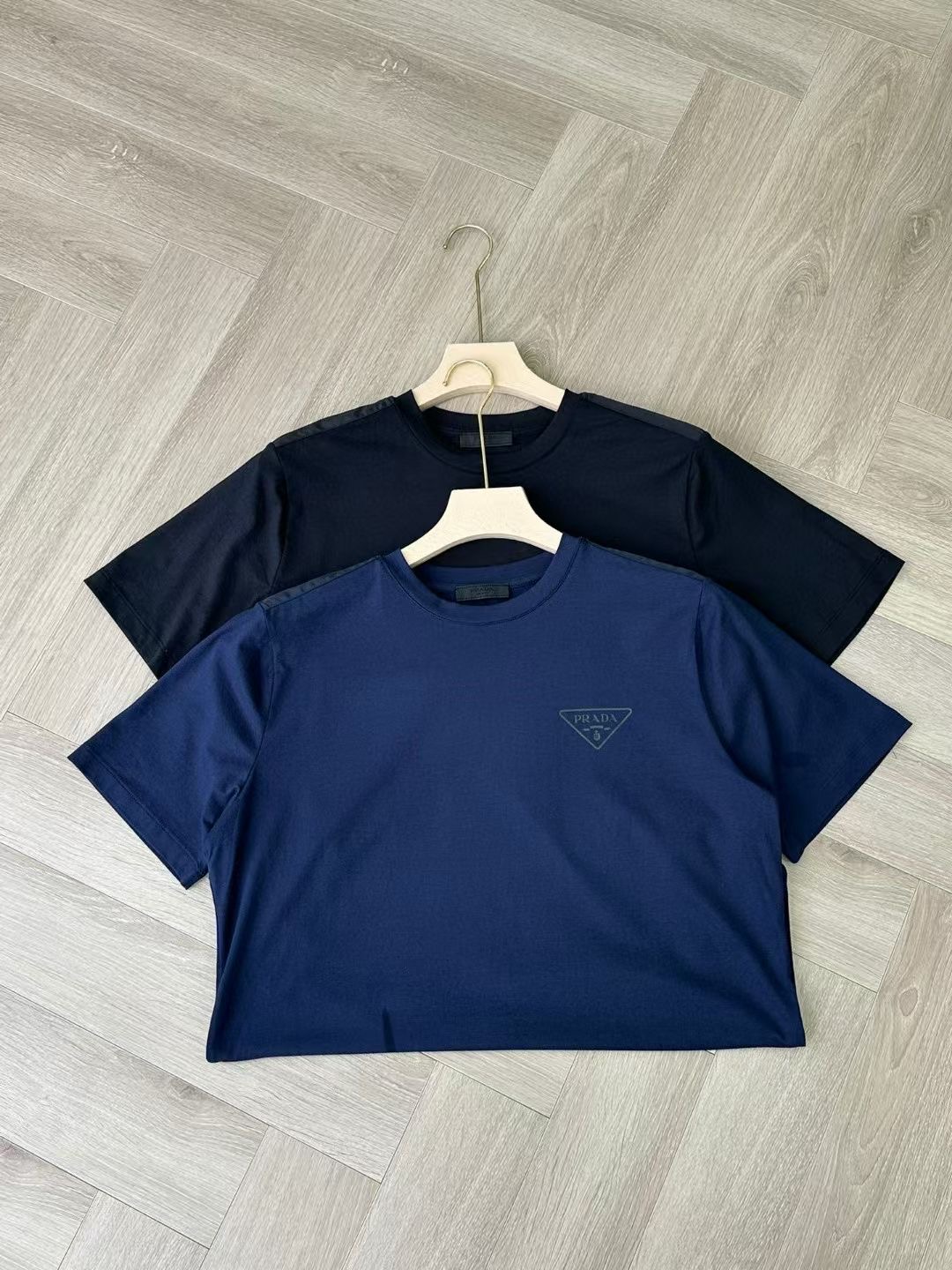 do** เสื้อยืด Prada แถบไหล่เป็นผ้า Nylon มี 2 สี สินค้าใหม่ ของแท้