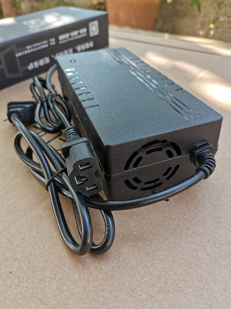 Adaptor Charger ยี่ห้อ Fast Suer 36V - 72V สำหรับชาร์จแบตเตอรี๋ Li-Ion , Lifepo4 หัวปลั๊ก IEC รถไฟฟ้า แบตเตอรี่