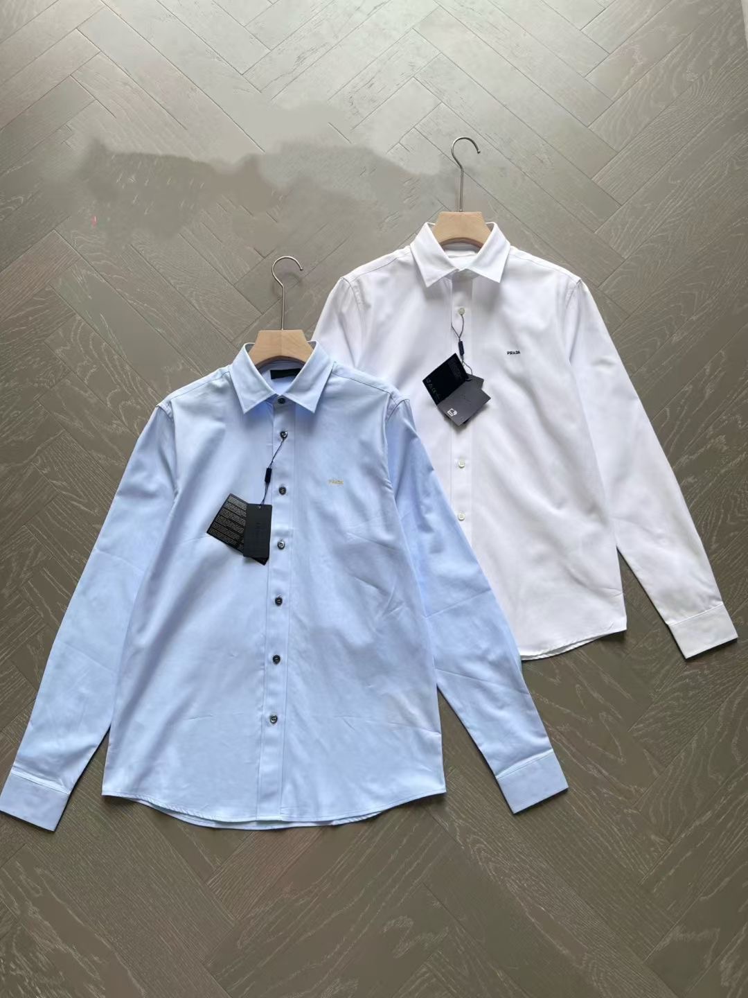 **do** เสื้อเชิ้ตแขนยาว Prada ปักยี่ห้อเล็กๆที่อก ผ้าดีมาก มี 2สี สินค้าใหม่ ของแท้
