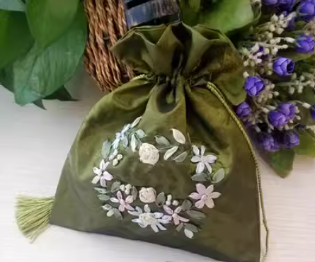 ถุงผ้าซาติน ปักลายดอกไม้ แบบสวย ๆ ถุงผ้าใส่ของชำร่วย แบบหวาน ๆ ลายดอกไม้ สุดหรู 359592