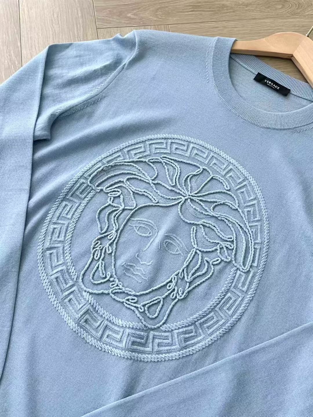 **do** เสื้อ VERSACE Medusa Embroidered Wool Sweater มีใส่ได้ ชาย หญิง สินค้าใหม่ ของแท้