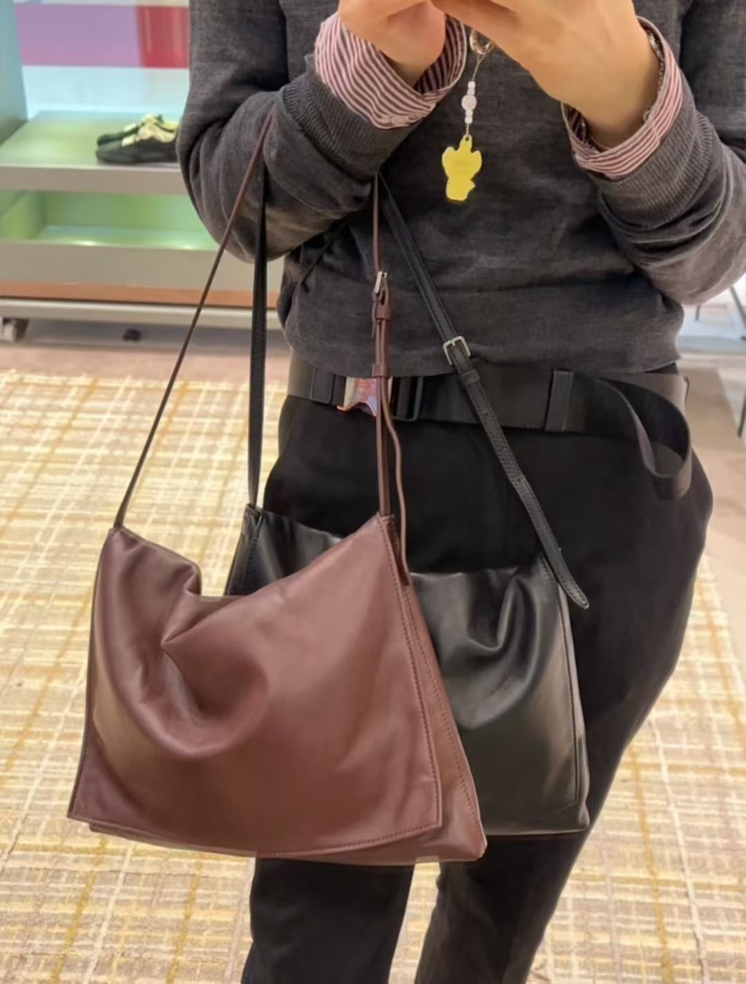 กระเป๋าหนังแกะ The Row Nan Shoulder Bag in Leather มี 2 สี มีกระเป๋าเล็กห้อย สินค้าใหม่ ของแท้