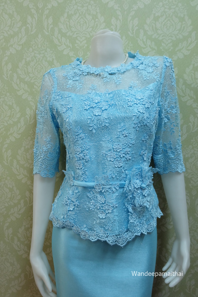 ชุดผ้าไหมอิตาลี อัดผ้ากาวทั้งตัว แต่งด้วยลูกไม้ฝรั่งเศสทั้งด้านหน้าและด้านหลัง แขนสามส่วน สีฟ้า เสื้อ+กระโปรงยาว เบอร์ 36